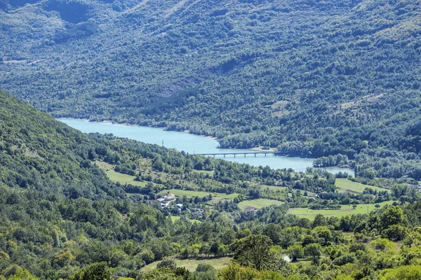 Paysage Aérien Avec Pont Sur Lac Dans Campagne Verdoyante Vallonnée — Photo