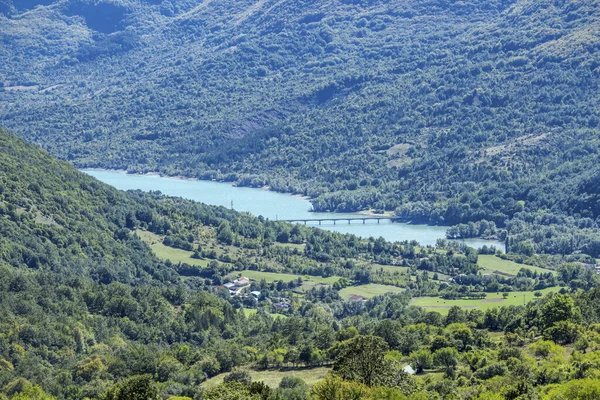 Antenn Landskap Med Bro Sjön Kuperad Grön Landsbygd Skjuten Starkt — Stockfoto