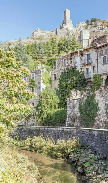 Městská Krajina Čistými Vodami Řeky Givenco Pod Historickou Vesnicí Piccolomini — Stock fotografie