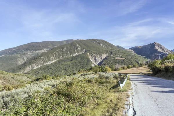 Paisaje Con Carretera Montaña Laderas Verdes Cordillera Genzana Fondo Disparado —  Fotos de Stock