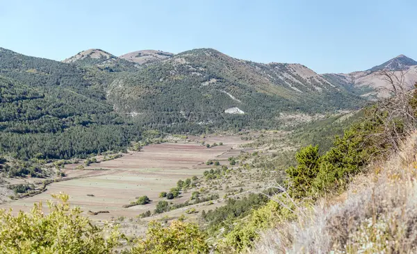 Landscape Green Upland Valley Shot Bright Light Calascio Aquila Abruzzo — Stock Photo, Image