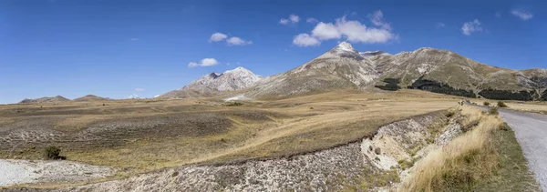 Paesaggio Con Strada Brullo Altopiano Monti Della Laga Girato Piena — Foto Stock