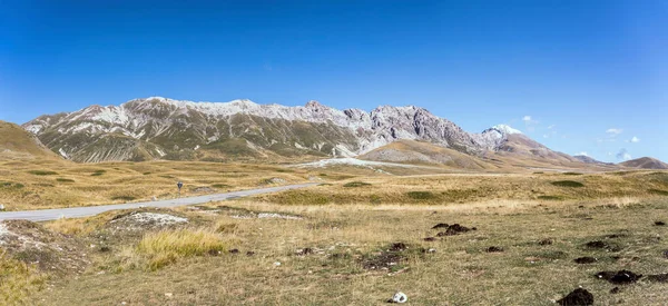 Paesaggio Con Strada Che Piega Pianura Sotto Cresta Rocciosa Girato — Foto Stock