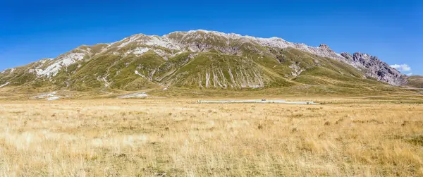 Paesaggio Panoramico Con Pendii Brulli Pianura Montana Girato Piena Luce — Foto Stock