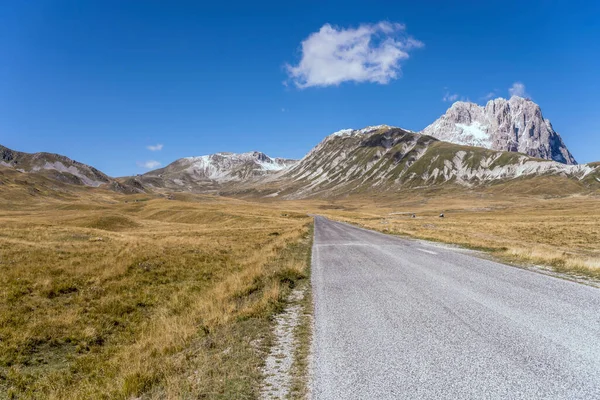 Paisaje Con Carretera Duca Degli Abruzzi Refugio Montaña Montaña Plana —  Fotos de Stock