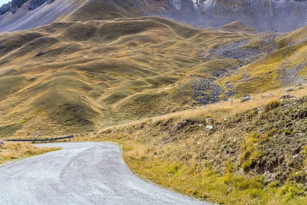 Landschaft Mit Serpentinen Auf Sanften Hängen Hochland Aufgenommen Hellem Licht — Stockfoto