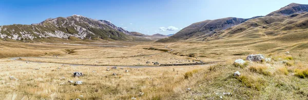 Paesaggio Panoramico Con Pendii Brulli Pianura Montana Ripresa Dal Lato — Foto Stock