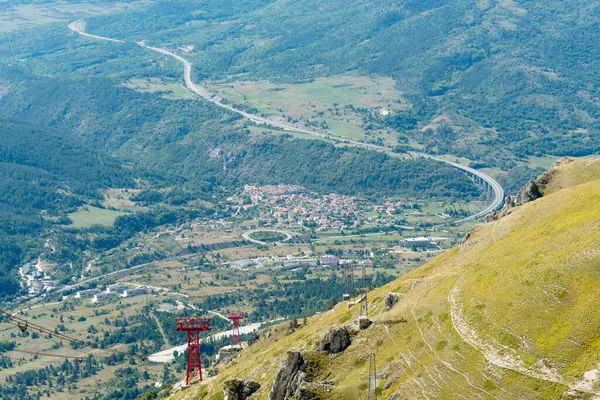 Letecká Krajina Dálničním Ohybem A26 Zeleném Údolí Poblíž Assergi Focená — Stock fotografie