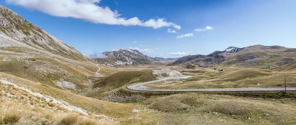 Paesaggio Panoramico Con Strada Discesa Pendii Brulli Pianura Montana Ripresa — Foto Stock