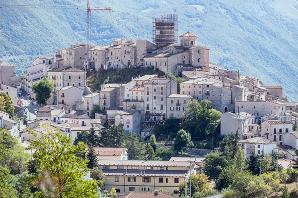 カステル モンテ イタリア 2020年9月30日 丘の上の歴史的な村で地震の被害のための建物のサイトのクレーン付きの街並み 9月30日に明るい光で撮影2020カステル モンテで ラクイラ アブルッツォ イタリア — ストック写真