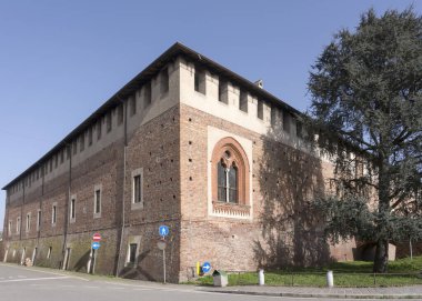  Visconteo Rönesans Kalesi 'nin öngörüsü, açık kış gününde Bereguardo, Pavia, Lombardy, İtalya' da çekildi.