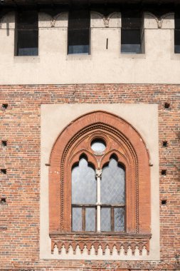 Visconteo Rönesans Şatosu 'nun penceresi açıldı. Parlak kış gününde Bereguardo, Pavia, Lombardy, İtalya' da çekildi.