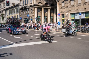 MILAN, ITALY - 30 Mayıs 2021 'de Giro 2021' in son safhasında, Bernal Gomez ve Grenadier Takımı 30 Mayıs 2021 'de şehir sokaklarında bireysel zaman duruşması sırasında yüksek hızda arabayı takip etti.