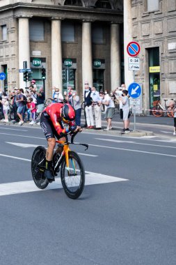 MILAN, ITALY - 30 Mayıs 2021 'de Giro 2021' in son aşaması, Damiano Caruso Bahreyn Takımı 'nın rakibi 30 Mayıs 2021' de şehir sokaklarında bireysel zaman denemesi sırasında yüksek hızda vuruldu.