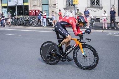 MILAN, ITALY - 30 Mayıs 2021 'de Giro 2021' in son etabı, Damiano Caruso Bahreyn Takımı 'nın rakibi 30 Mayıs 2021' de şehir sokaklarında bireysel zaman denemesi sırasında yüksek hızda koşar.