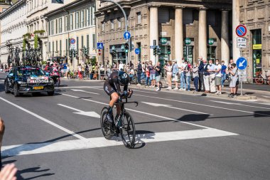 MILAN, ITALY - 30 Mayıs 2021, Romain Bardet yarışmacısı ve DSM 30 Mayıs 2021 tarihinde şehir sokaklarında bireysel zaman duruşması sırasında yüksek hızda araç takip ediyorlar.