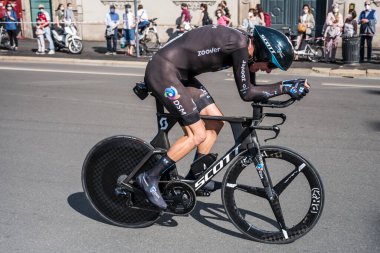 MILAN, ITALY - 30 Mayıs 2021 'in son aşaması, Romain Bardet yarışmacısı 30 Mayıs 2021' de şehir sokaklarında bireysel zaman duruşmasında yüksek hızda vuruldu.