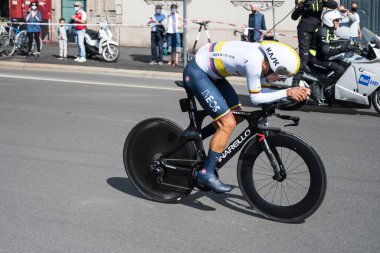 MILAN, ITALY - 30 Mayıs 2021 'in son aşaması, Grenadier Team' in Daniel Martinez rakibi 30 Mayıs 2021 'de şehir sokaklarında bireysel zaman duruşmasında yüksek hızda vuruldu.