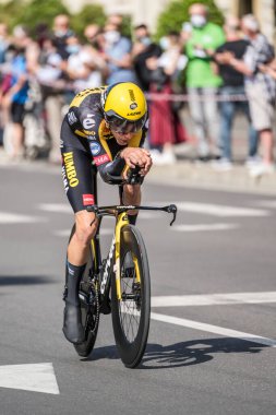 MILAN, ITALY - 30 Mayıs 2021 'in son aşaması, Koen Bowman Jumbo-Visma Takımı' nın rakibi 30 Mayıs 2021 'de şehir sokaklarında bireysel zaman duruşmasında yüksek hızda vuruldu.
