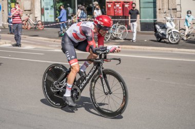 MILAN, ITALY - 30 Mayıs 2021 'in son aşaması, Diego Ulissi UAE Emirlik Takımı' nın rakibi 30 Mayıs 2021 'de şehir sokaklarında bireysel zaman duruşması sırasında yüksek hızda vuruldu.