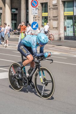 MILAN, ITALY - 30 Mayıs 2021 'de Giro 2021' in son aşaması, Gorka Izagirre Insausti yarışmacısı şehir sokaklarında bireysel zaman denemesi sırasında 30 Mayıs 2021 'de vuruldu.