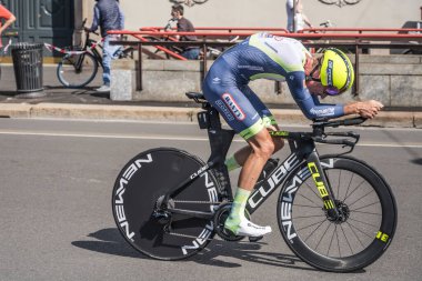 MILAN, ITALY - 30 Mayıs 2021 'in son aşaması, Jan Hirth Intermarche-Wanty-Gobert takımının rakibi 30 Mayıs 2021' de şehir sokaklarında bireysel zaman duruşması sırasında yüksek hızda vuruldu.