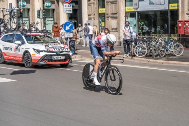 MILAN, ITALY - 30 Mayıs 2021 'de, Bauke Mollema ve TREK-Segafredo takımı 30 Mayıs 2021' de şehir sokaklarında bireysel zaman duruşması sırasında yüksek hızda arabayı takip ederek, 30 Mayıs 2021 'de Milano, Ital