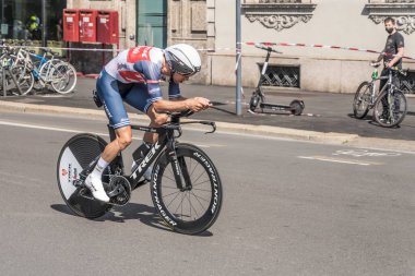 MILAN, ITALY - 30 Mayıs 2021 'in son safhası, Bauke Mollema TREK-Segafredo takımının rakibi 30 Mayıs 2021' de şehir sokaklarında bireysel zaman duruşması sırasında yüksek hızda vuruldu.