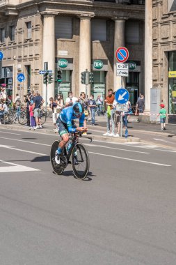 MILAN, ITALY - 30 Mayıs 2021 'in son aşaması, Francesco Gavazzi, 30 Mayıs 2021' de şehir sokaklarında bireysel zaman denemesi sırasında yüksek hızda yarışacak.