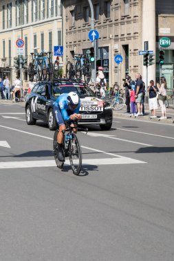 MILAN, ITALY - 30 Mayıs 2021 'de Giro 2021' in son aşamasında Nelson Oliviera ve Moviestar Team, 30 Mayıs 2021 'de şehir sokaklarında bireysel zaman duruşması sırasında yüksek hızda arabayı takip etti.