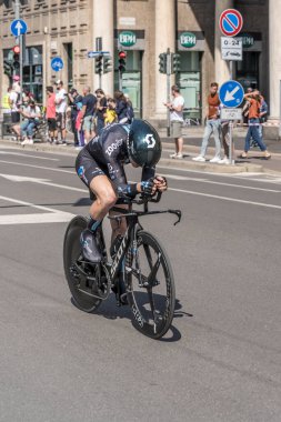 MILAN, ITALY - 30 Mayıs 2021 'in son aşaması, DSM takımının Michael Storer rakibi, 30 Mayıs 2021' de şehir sokaklarında bireysel zaman duruşmasında yüksek hızda vuruldu.