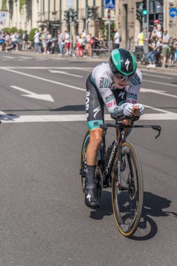 MILAN, ITALY - 30 Mayıs 2021 'de Giro 2021' in son aşaması, Bora Takımı 'nın Matteo Fabro rakibi 30 Mayıs 2021' de şehir sokaklarında bireysel zaman duruşması sırasında yüksek hızda vuruldu.