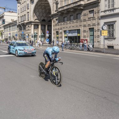 MILAN, ITALY - 30 Mayıs 2021 'de Vladimir Pronskiy ve Astana Takımı, 30 Mayıs 2021' de şehir sokaklarında bireysel zaman duruşması sırasında yüksek hızda arabalarını takip ederek Ital,