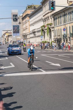 MILAN, ITALY - 30 Mayıs 2021, Augusto Rubio Reyes yarışmacısı ve Sinema Takımı 30 Mayıs 2021 tarihinde şehir sokaklarında bireysel zaman duruşması sırasında yüksek hızda arabayı takip ediyor.