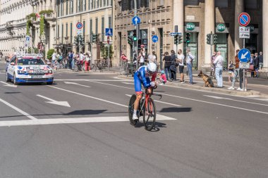 MİLAN, İTALYA - 30 Mayıs 2021 'de Giro 2021' in son aşaması Rudy Molard ve Groupama Takımı, 30 Mayıs 2021 'de şehir sokaklarında bireysel zaman denemesi sırasında yüksek hızda arabayı takip ediyor.