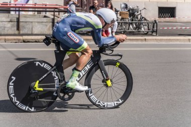 MILAN, ITALY - 30 Mayıs 2021 'in son aşaması, Quinten Hermans Intermarche Wanty Team rakibi 30 Mayıs 2021' de şehir sokaklarında bireysel zaman duruşmasında yüksek hızda vuruldu.