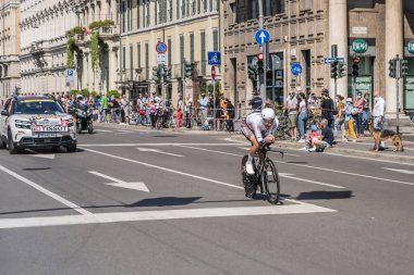 MILAN, ITALY - 30 Mayıs 2021 'de, Lawrence Warbasse rakibi ve AG2R Citroen Takımı 30 Mayıs 2021' de şehir sokaklarında bireysel zaman duruşması sırasında yüksek hızda arabayı takip ediyor.