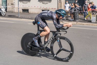 MILAN, ITALY - 30 Mayıs 2021, Christopher Hamilton yarışmacı DSM Team 30 Mayıs 2021 tarihinde şehir sokaklarında bireysel zaman denemesi sırasında yüksek hızda vuruldu.