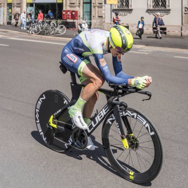 MİLAN, İTALYA - 30 Mayıs 2021 'de Giro 2021' in son aşaması, Simone Petilli Intermarche-Wanty Team 'in rakibi 30 Mayıs 2021' de şehir sokaklarında bireysel zaman duruşmasında yüksek hızda vuruldu.