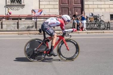 MILAN, ITALY - 30 Mayıs 2021 'de, Androni-Sidermec takımının rakibi Eduardo Sepulveda 30 Mayıs 2021' de şehir sokaklarında bireysel zaman duruşması sırasında yüksek hızda vuruldu.