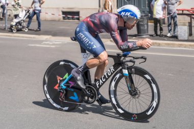 MILAN, ITALY - 30 Mayıs 2021 'in son aşaması, İsrail' in Kuruluş Takımı 'ndan Patrick Bevin 30 Mayıs 2021' de şehir sokaklarında bireysel zaman duruşmasında yüksek hızda yarışacak.