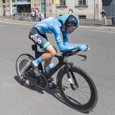 MILAN, ITALY - 30 Mayıs 2021 'de, Edward Ravasi Eolo-Kometa takımının son etabı, 30 Mayıs 2021' de şehir sokaklarında bireysel zaman duruşması sırasında yüksek hızda, Ital,