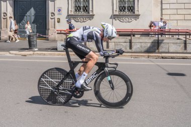 MILAN, ITALY - 30 Mayıs 2021 'in son aşaması, Qhubeka-Assos takımının Killian Frankiny rakibi 30 Mayıs 2021' de şehir sokaklarında bireysel zaman duruşması sırasında yüksek hızda vuruldu.