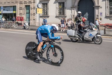 MILAN, ITALY - 30 Mayıs 2021 'in son aşaması, Dario Cataldo Sinema Takımı' nın son aşaması yüksek hızda şehir sokaklarında bireysel zaman denemesi sırasında kamera motoruyla 30 Mayıs 2021 'de İtalya, Milano' da çekildi.