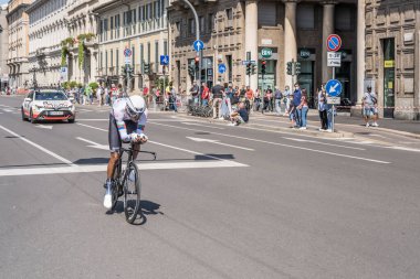 MILAN, ITALY - 30 MAYIS: Giro 2021 'in son aşaması, Amanuel Ghebreigzabhier ve Trek-Segafredo Takımı 30 Mayıs 2021' de şehir sokaklarında bireysel zaman duruşması sırasında yüksek hızda arabayı takip ediyor.