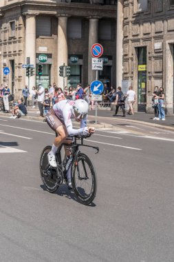 MILAN, ITALY - 30 Mayıs 2021 'in son safhası, Tony Gallopin AG2R Citroen Takımı' nın rakibi 30 Mayıs 2021 'de İtalya' da şehir sokaklarında bireysel zaman duruşması sırasında yüksek hızda çekilmiştir.