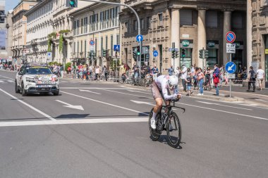 MILAN, ITALY - 30 Mayıs 2021 'de Giro 2021' in son aşaması, Tony Gallopin ve AG2R Citroen Takımı 30 Mayıs 2021 'de şehir sokaklarında bireysel zaman duruşması sırasında yüksek hızda arabayı takip ediyor.