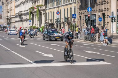 MILAN, ITALY - 30 Mayıs 2021, Nikias Arndt DSM Team 'in rakibi ve Groupama Team' den Lars Van Den Berg 30 Mayıs 2021 'de şehir sokaklarında bireysel zaman duruşmasında yüksek hızda geri çekilen araçlarıyla, 30 Mayıs 2021' te İtalya