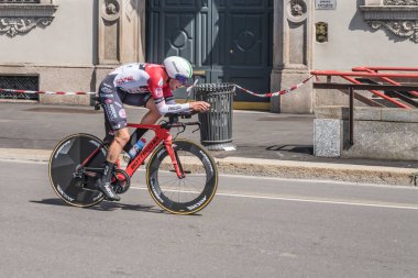 MILAN, ITALY - 30 Mayıs 2021, Simone Ravanelli Androni-Sidermec Team 'in rakibi 30 Mayıs 2021' de İtalya 'nın başkenti İtalya' da yapılan bireysel zaman duruşması sırasında yüksek hızda