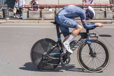 MILAN, ITALY - 30 Mayıs 2021 'in son safhası, Jimmy Janssens Alpecin-Fenix takımının rakibi 30 Mayıs 2021' de şehir sokaklarında bireysel zaman duruşmasında yüksek hızda vuruldu.